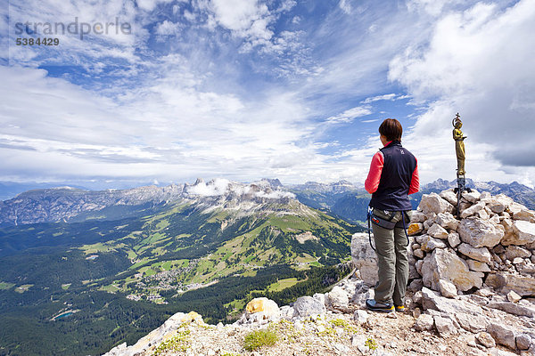 Bergsteiger auf dem Diamantiniturm  bei der Latemarüberschreitung  Klettersteig  hinten die Rosengartengruppe  Dolomiten  Südtirol  Italien  Europa