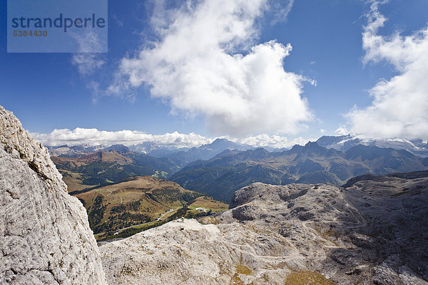 Aussicht beim Klettersteig Böseekofel  Dolomiten  hinten die Fanesgruppe  Trentino  Italien  Europa