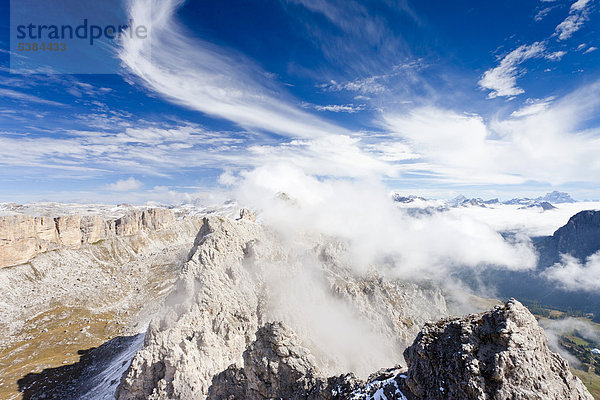 Aussicht von der Gran Cir über dem Klettersteig oberhalb vom Grödnerjoch  hinten das Langental und die Puezgruppe  Dolomiten  Südtirol  Italien  Europa