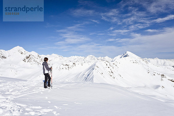 Schneeschuhgeher auf dem Terner Jöchl oberhalb von Terenten  Pustertal  hinten das Mutenock und das Reisnock  Südtirol  Italien  Europa