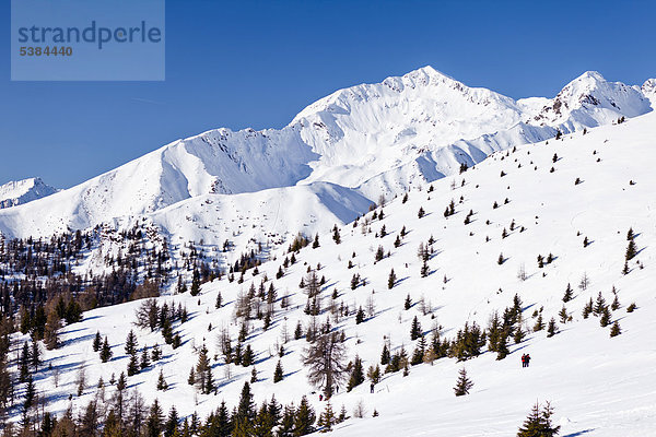 Aussicht beim Abstieg vom Terner Jöchl oberhalb von Terenten  Pustertal  hinten die Eidechsspitz  Südtirol  Italien  Europa