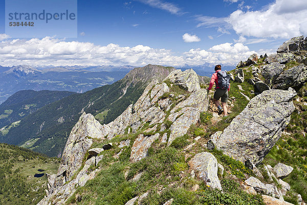 Wanderer auf dem Grat von dem Spitzen Kornigl zum Kleinen Kornigl  Ultental  Ulten im Frühling  Südtirol  Italien  Europa