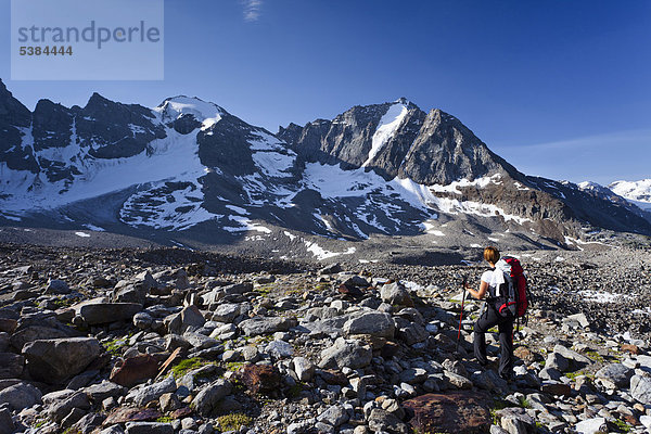 Bergsteigerin beim Aufstieg zur Tschenglser Hochwand oberhalb der Düsseldorfhütte in Sulden  hinten die Vertainspitze und der hohe Angelus  Suldental  Südtirol  Italien  Europa