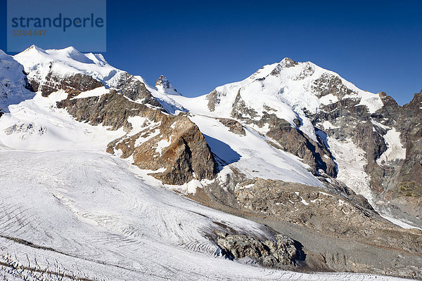 Berninagipfel mit dem Biancograt  links die Bellavista  Aussicht beim Aufstieg zum Piz Palü  vorner der Persgletscher  Graubünden  Schweiz  Europa