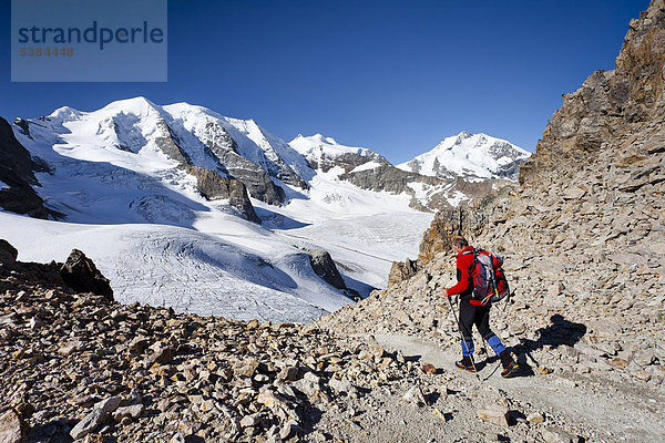 Bergsteiger beim Aufstieg zum Piz Palü  hinten der Piz Palü  links die Bellavista und der Berninagipfel mit dem Biancograt  vorner der Persgletscher  Graubünden  Schweiz  Europa