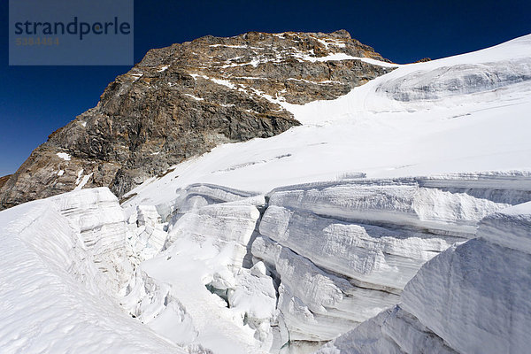 Gletscherlandschaft  Aussicht beim Abstieg vom Piz Palü  Graubünden  Schweiz  Europa