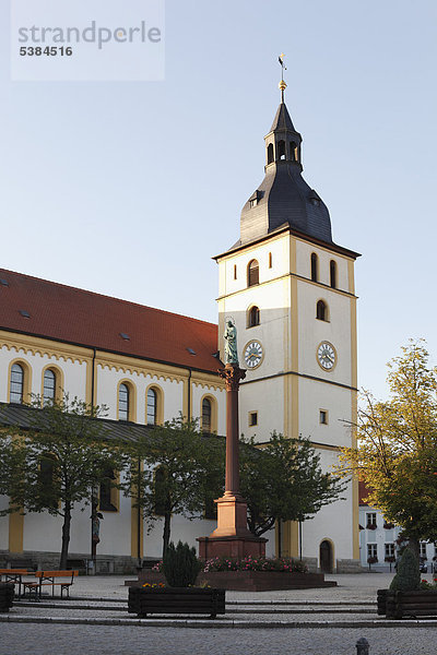 Pfarrkirche St. Jakob und Mariensäule  Mitterteich  Oberpfalz  Bayern  Deutschland  Europa  ÖffentlicherGrund