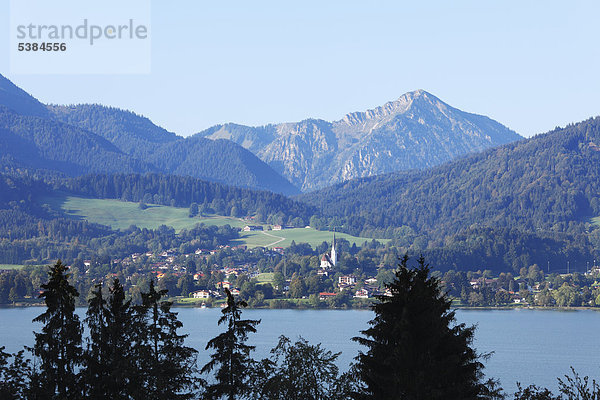 Tegernsee mit Bad Wiessee  Blick vom Höhenweg zwischen Gmund und Tegernsee  Oberbayern  Bayern  Deutschland  Europa  ÖffentlicherGrund