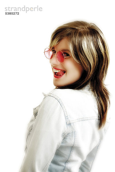 Junge Frau mit rosaroter Sonnenbrille