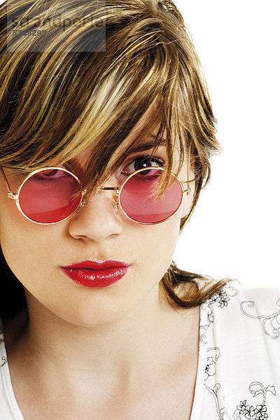 Junge Frau mit rosaroter Brille
