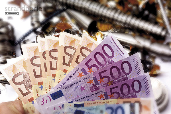 Euroscheine  dahinter Schrott  Schrottpreise