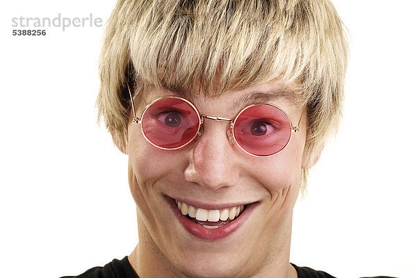 Schriller Typ mit rosaroter Sonnenbrille