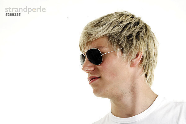 Junger Mann mit Sonnenbrille im Profil
