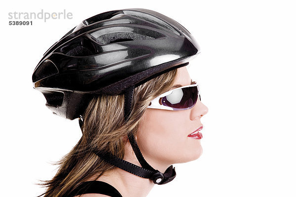 Junge Frau mit Fahrradhelm