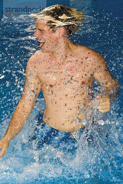 Mann Athlet jung Schwimmbad
