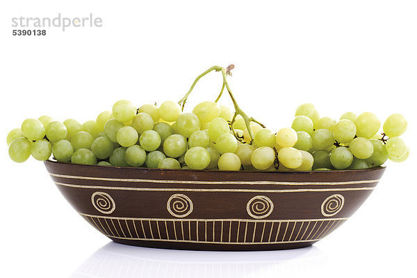 Braune Schale mit Weintrauben