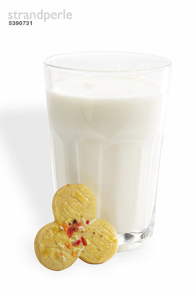 Ein Glas Milch mit Keks