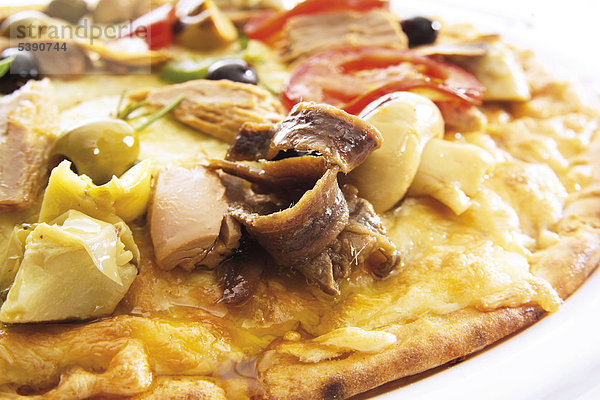 Pizza mit Thunfisch  Artischocken  Sardellen und Oliven