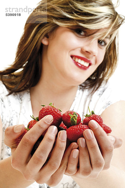 Junge Frau hält Erdbeeren