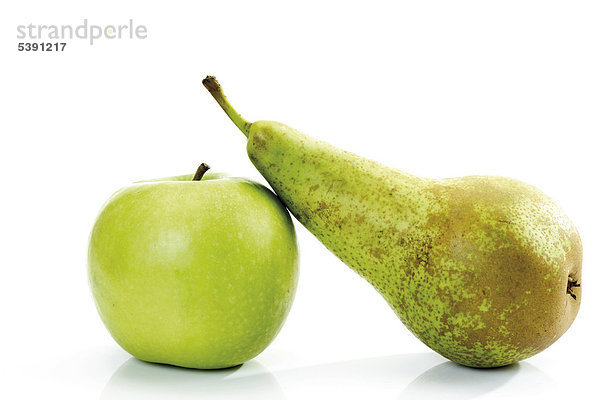 Grünes Obst - Birne und Apfel