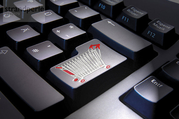 Tastatur mit Einkaufswagen - Symbol für online-shopping