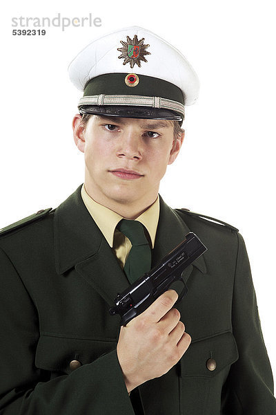 Junger Polizist mit Pistole