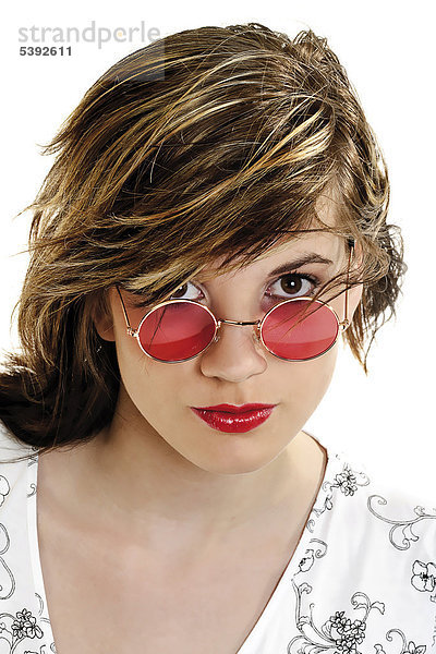 Junge Frau mit rosa Sonnenbrille