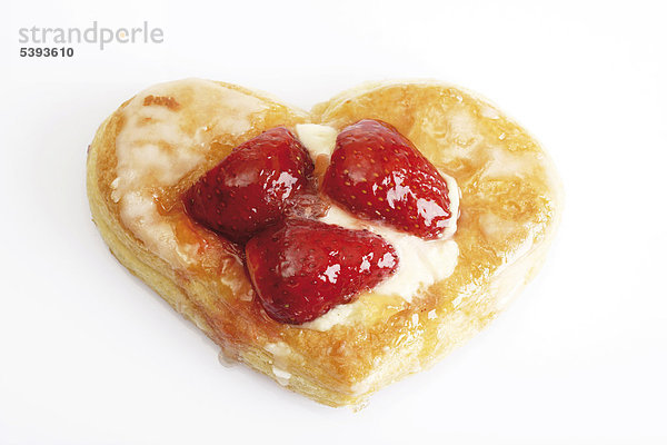 Herzförmiges Erdbeerteilchen  Blätterteig mit Vanillepudding und Erdbeeren