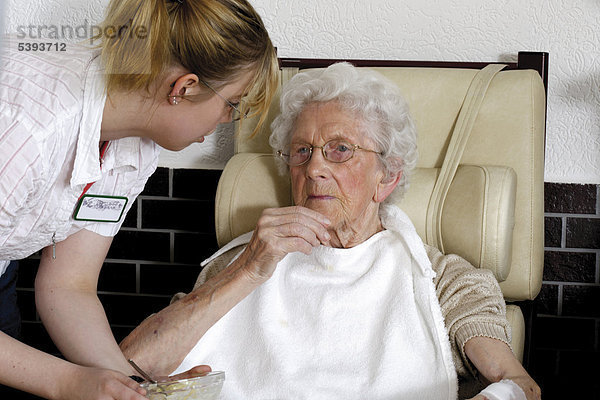 Frau Angebot Zuneigung Wohnhaus Senior Senioren Fürsorglichkeit Sorge Pflege Pflegebereich