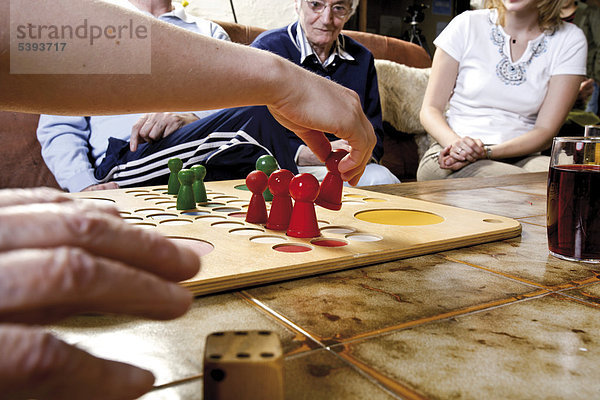 Im Altenheim  Pflegeheim  Spielenachmittag mit übergroßen Mensch-ärgere-dich-nicht-Figuren