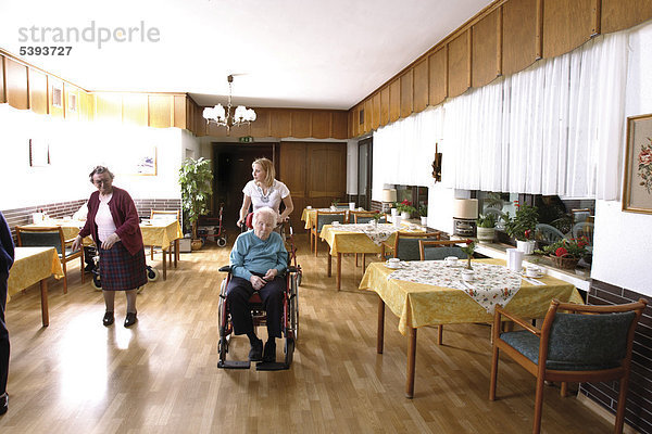 Im Altenheim  Pflegeheim  Bewohner werden in den Speisesaal gebracht