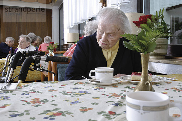 Im Altenheim  Pflegeheim  Seniorin am Kaffeetisch