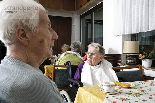 Im Altenheim  Pflegeheim  Seniorinnen am Kaffeetisch