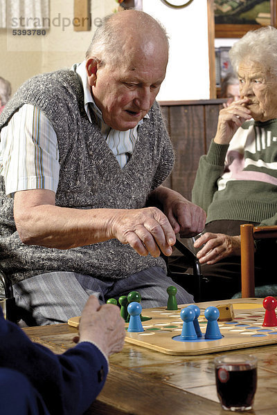 Im Pflegeheim  Altenheim  Senior beim Brettspiel
