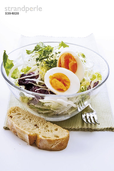 Gemischter Salat mit Ei  Weißkohl  Kopfsalat  Radicchio  Kresse dazu eine Scheibe Baguette