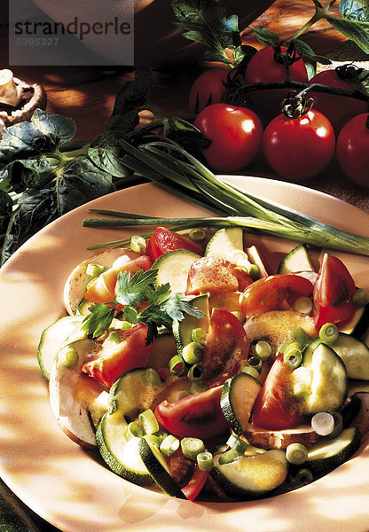 Gemischter Salat mit Zucchini  Tomaten  Champignons  Frühlingszwiebeln
