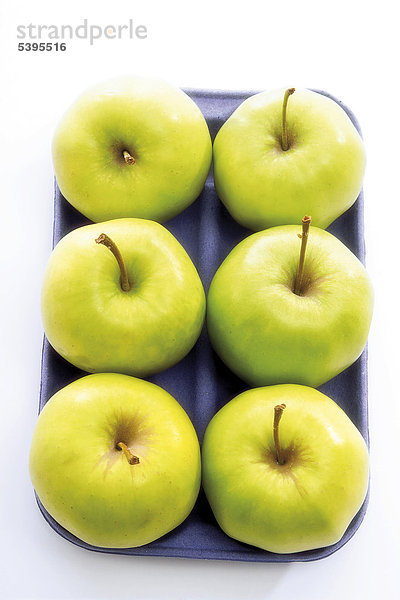 Grüne Äpfel in Kunststoffverpackung
