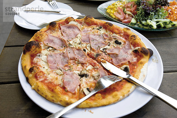 Pizza Prosciutto und gemischter Salat