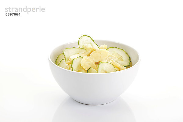 Kartoffelsalat mit Schlangengurke in Schüssel