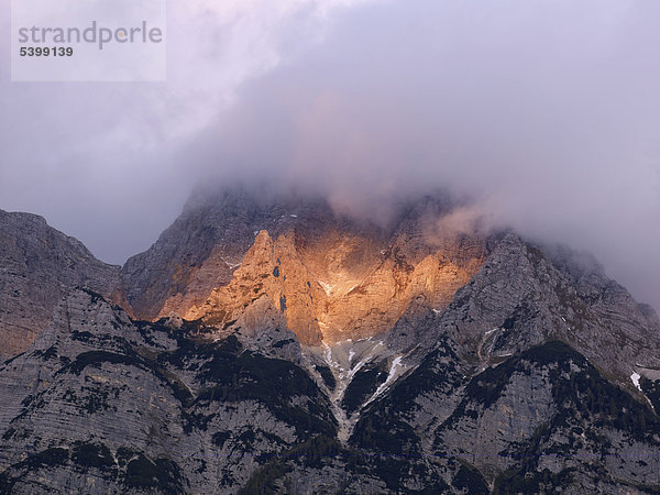 Julische Alpen in der Abenddämmerung  Triglav Nationalpark  nahe Bovec  Slowenien  Europa