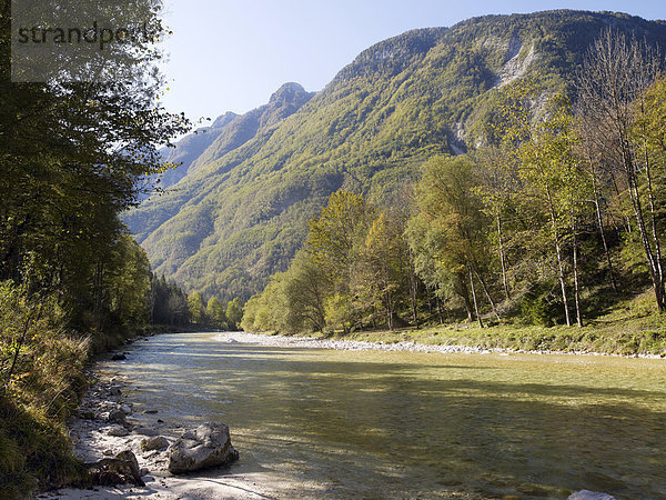 Blick auf türkisfarbenen Fluss Soca und Julische Alpen im Socatal nahe Bovec  Triglav Nationalpark  Slowenien  Europa