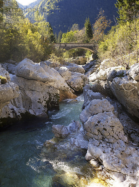 Brücke über enger Felsschlucht mit Blick auf türkisfarbenen Fluss Soca im Socatal nahe Bovec  Triglav Nationalpark  Slowenien  Europa