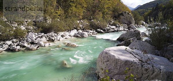 Panorama des türkisfarbenen Flusses Soca im Socatal nahe Bovec  Triglav Nationalpark  Slowenien  Europa