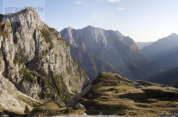 Blick von Mangart Pass auf das Bergpanorama der Julischen Alpen  Triglav Nationalpark  Slowenien  Europa