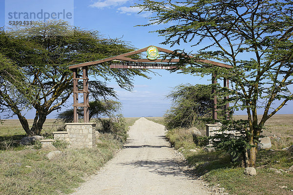 Tor zum Serengeti Nationalpark  Serengeti  Tansania  Afrika