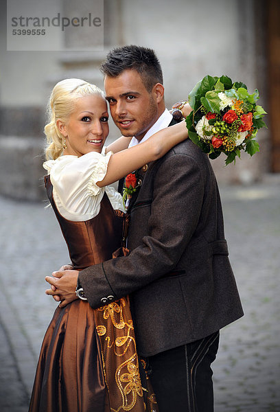 Hochzeit  Braut und Bräutigam in Tracht