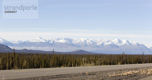 Alaska Highway  nördlich von Whitehorse  St. Elias Mountains  Kluane National Park und Reserve dahinter  Yukon Territory  Kanada