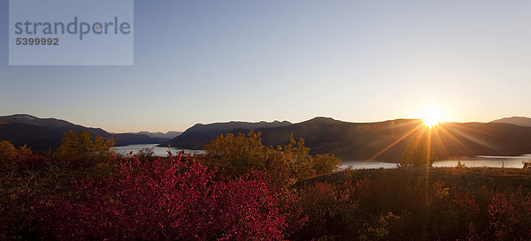 Sonnenuntergang über dem Fish Lake  Indian Summer  Herbst  Yukon Territory  Kanada