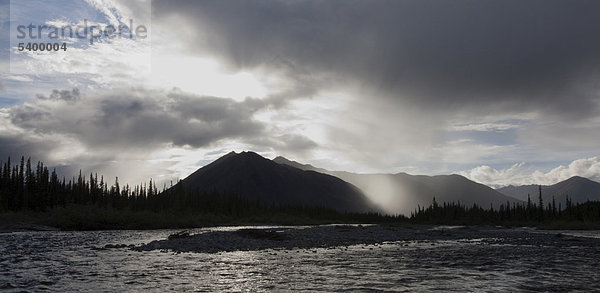Abendlicht im Wind River Valley Tal  Northern Mackenzie Mountains  Peel Watershed  Yukon Territory  Kanada