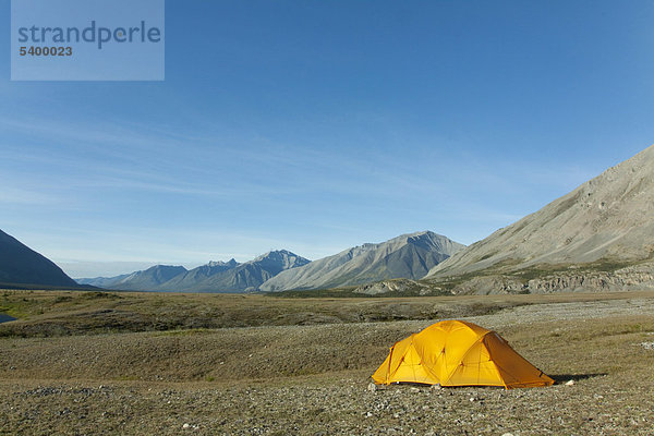 Expeditionszelt  arktische Tundra  Camping  hinten der Fluss Wind River und die Mackenzie Mountains  Peel Watershed  Yukon Territory  Kanada